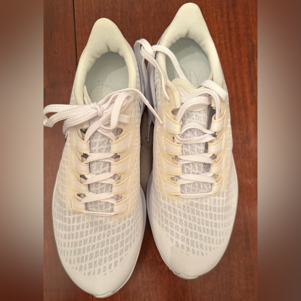 New - Nike Zoom Women's White and Cream Sneakers